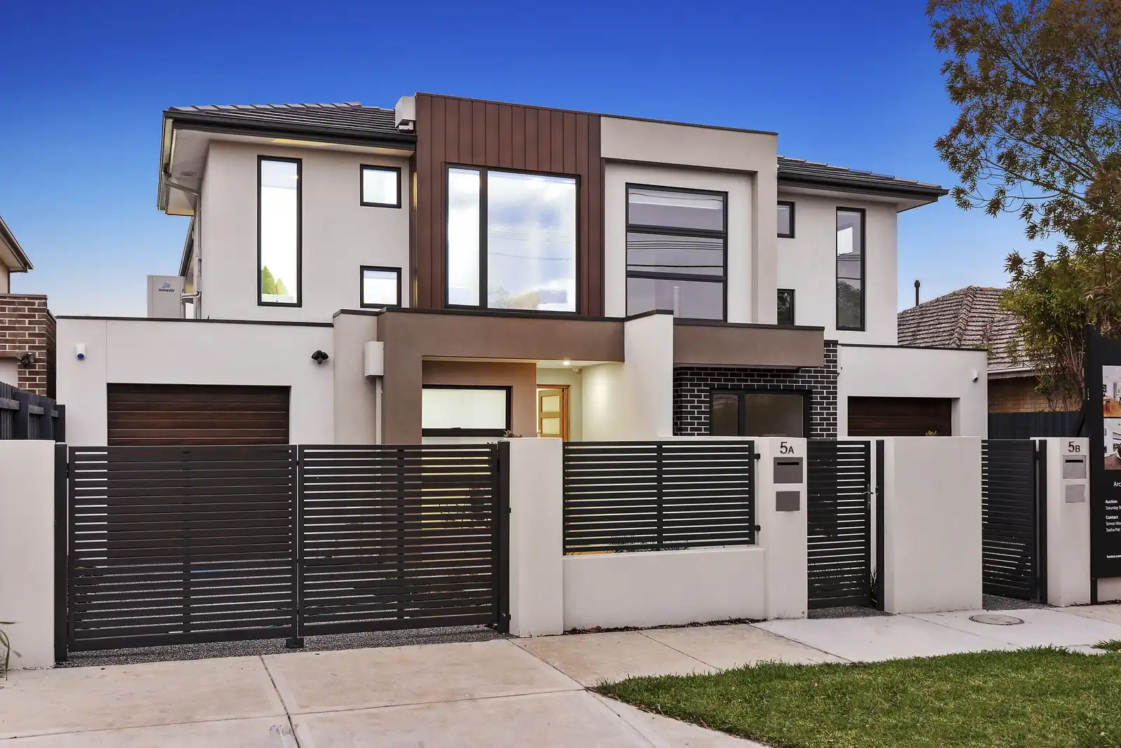 Side-by-side dual-occupancy townhouse development, Melbourne.